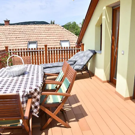 Apartament Zoeldalma Apartmanhaz Balatonalmádi